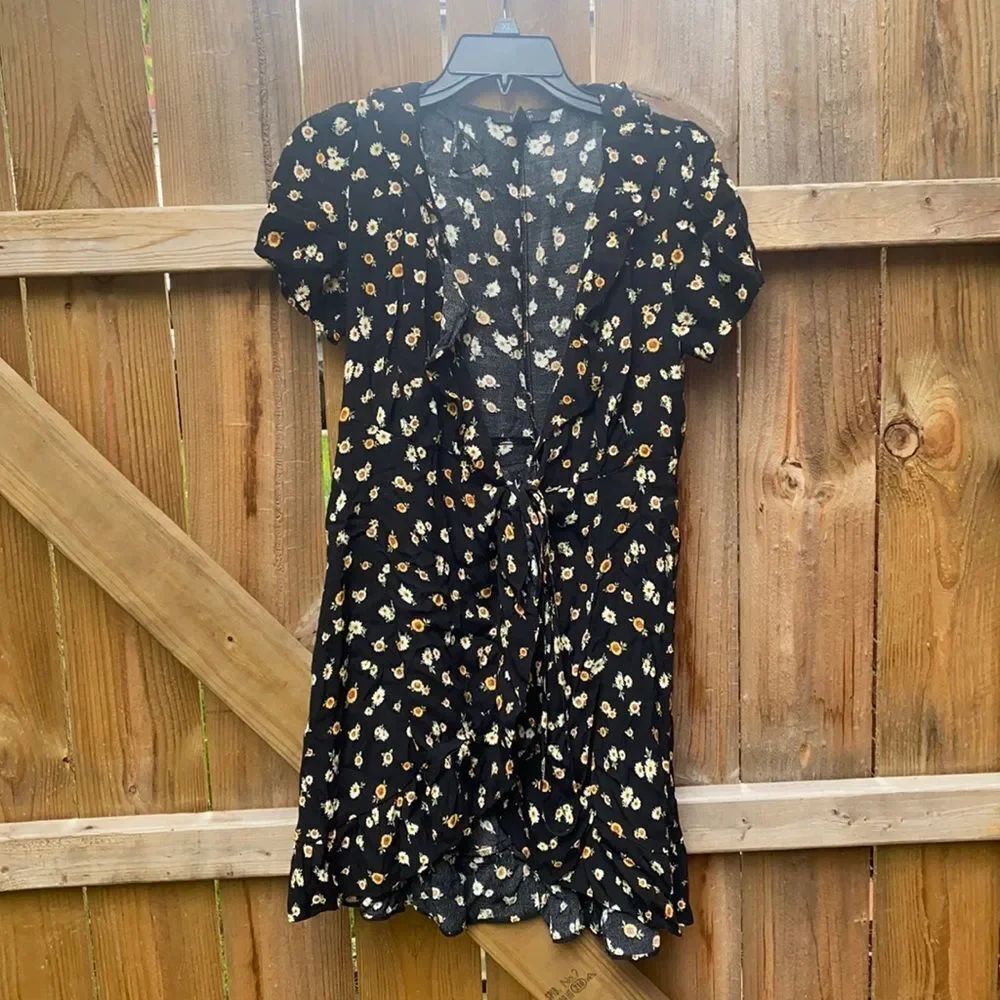 Forever 21โwrap sunflower dress sz. M